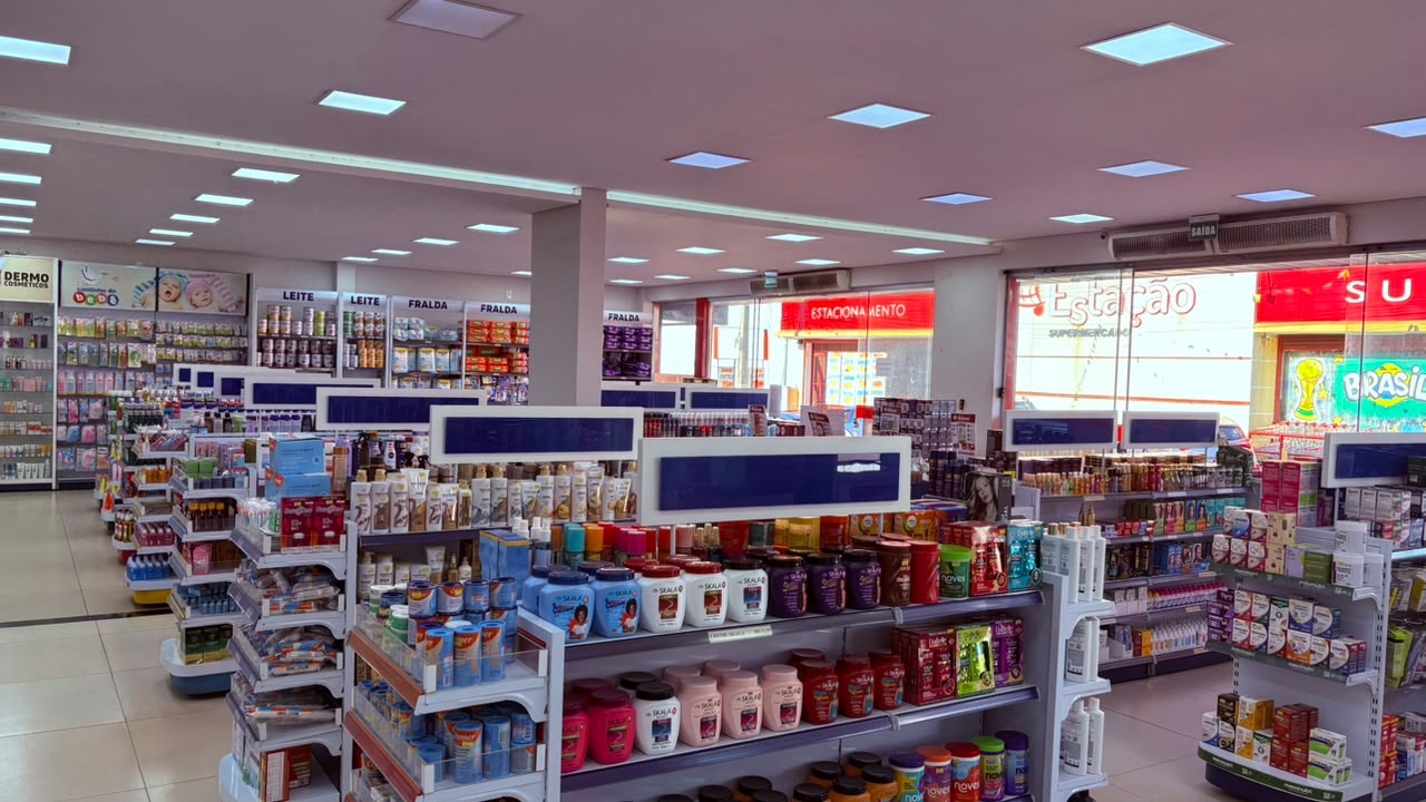 Interior amplo e organizado da Drogaria Reimar