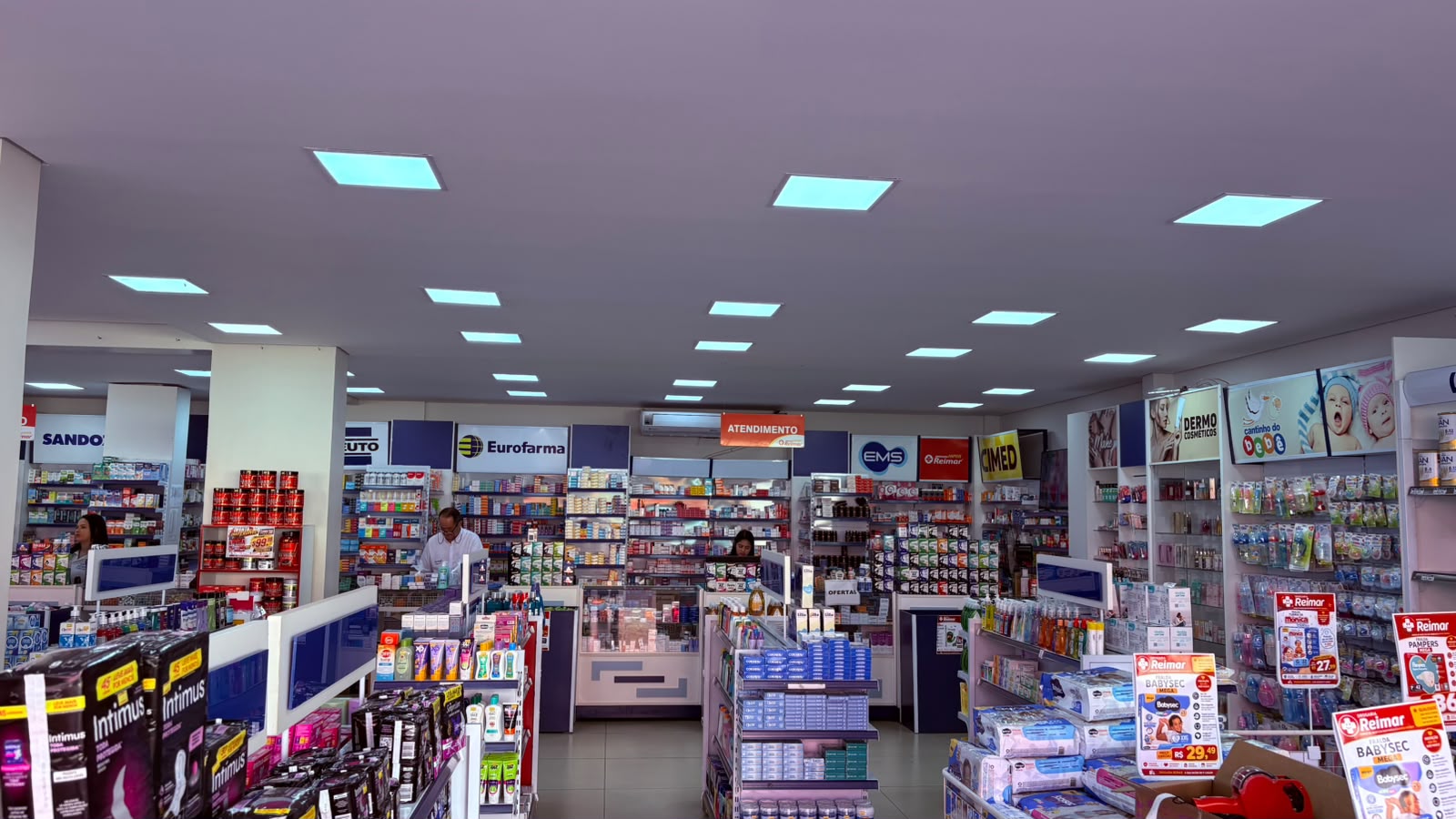 Variedade de produtos na drogaria